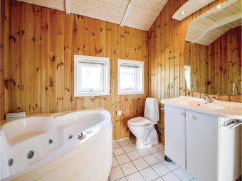 Three-bedroom Holiday Home In Bjert