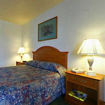 Magnuson Camelot Hotel