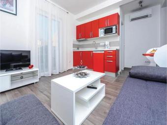 Three-bedroom Holiday Home In Mlini