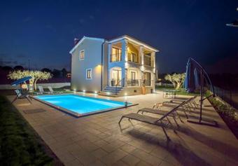 Villa Vanesa With Private Pool Nearby Porec
