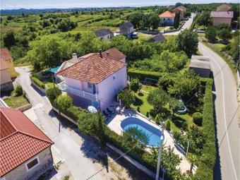 Four-bedroom Holiday Home Lovinac With An Outdoor Swimming Pool 09