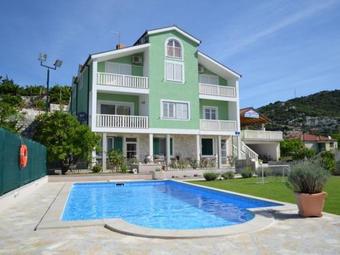 Cozy Villa With Shared Pool In Ploce