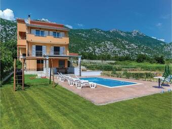 Three-bedroom Apartment In Donja Ostrvica