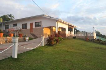 Hostal Reef Villa And Guesthouse