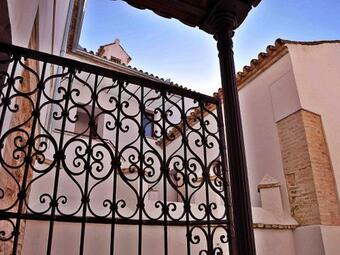 Frenteabastos Hostel & Suites