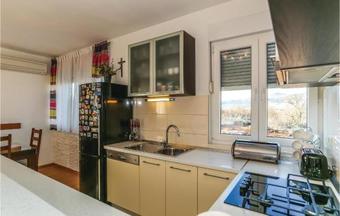 Three-bedroom Holiday Home In Dugopolje