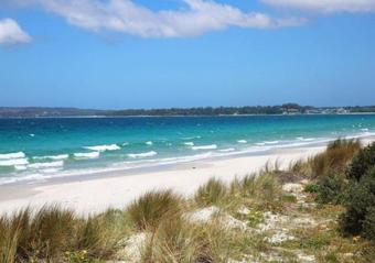 Lazy Days Beach House, Jervis Bay ? Pet Friendly, 4 Mins Walk To Beach