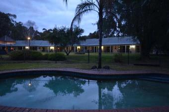 Fairway Views Motor Inn