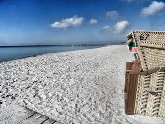Schoenes-ferienhaus-mit-garten-mid-century-moebeln-in-strand-naehe-avendorf