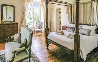 Six-bedroom Holiday Home In Cherval
