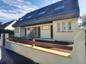 Apartment A Jullouville, Dans Un Petit Immeuble, Appartement Rdc De Type F2 Avec Jardin Et Terrasse