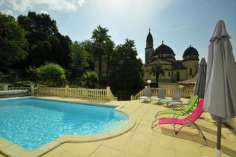 Riberac Villa Sleeps 10 Pool Wifi