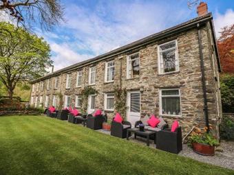 Spacious Holiday Home In Llangeler Near River