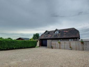 Delightful Holiday Home In Hawkenbury Kent With Garden