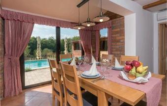 Five-bedroom Holiday Home In Repusnica