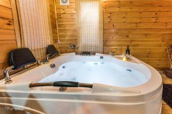 Hotel Julius Caesar Chalets By The Lake