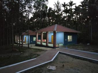 The Shades Holiday Inn