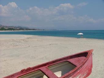 Modern Holiday Home In Guardavalle Near Lake