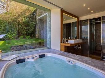 Ispra Villa Sleeps 8 Pool Air Con Wifi