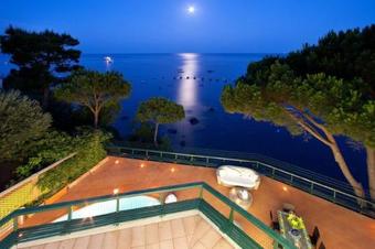 Marina Del Cantone Villa Sleeps 14 Air Con