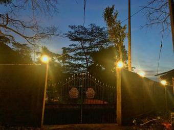 Lodge Knuckles Hiking Rest