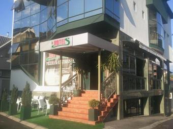 Hotel S