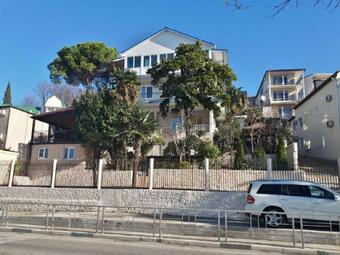 Hostal Zhasmin Guest House