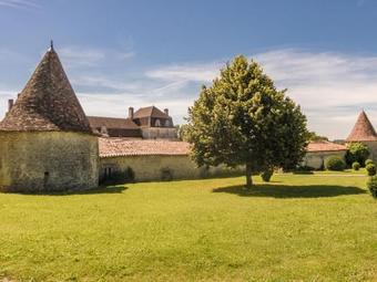 Charming Holiday Home In Aquitaine With Swimmming Pool