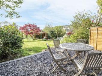 Tu Hwnt I'r Afon, Bangor