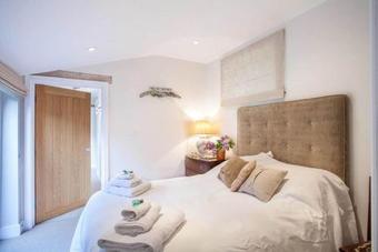 Vicarage House & Pool House