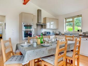 Cozy Holiday Home In Broad Oaks Kent With Private Parking