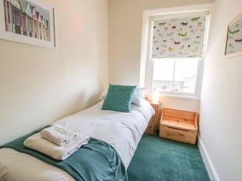 Chwech, Menai Bridge