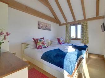 Modern Holiday Home In Stone In Oxney With Jacuzzi