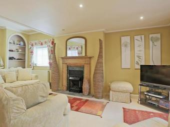 Luxury Holiday Home In High Street With Garden