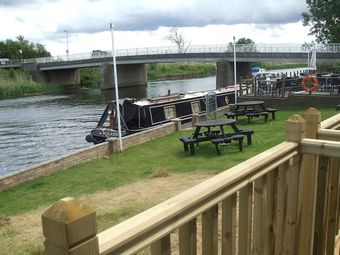 Posada The Swan On The River