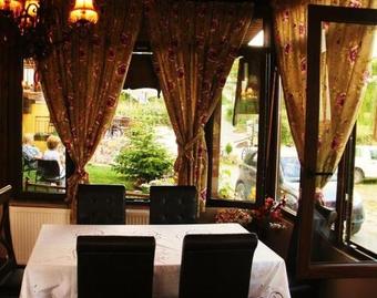 Hostal Mouson Melathron