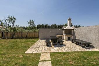 Spacious Four-bedroom Villa Marija Klo?tar