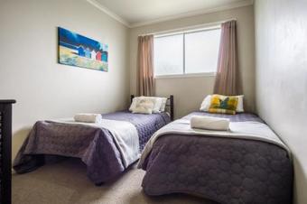 Wanaka Bay Seaviews - Beach House