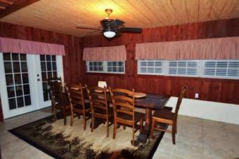 Huckleberry Inn 4 Bedroom