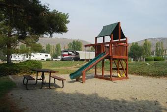 Crescent Bar Camping Resort Cottage 4