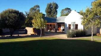 Hostal Honeylocust Guesthouse