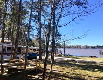 B&r Lakeside Cabins & Rvs Retreat