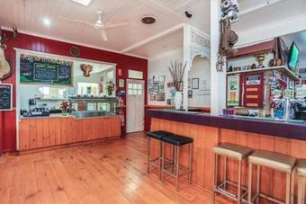 Fernvale Hotel Motel