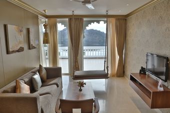 Hotel Jaisamand Island Resort