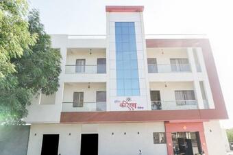 Hotel Oyo 27051 Karishma Palace