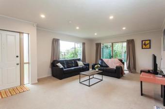 Contemporary And Spacious 3 Bedrooms In West Auckland