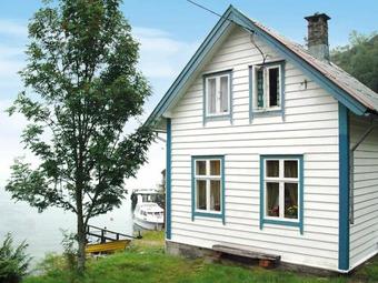 Three-bedroom Holiday Home In Svelgen