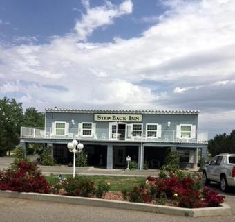 Hotel Step Back Inn