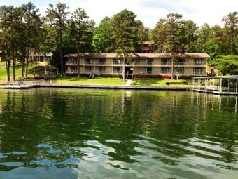 Posada Long Island Lake Resort