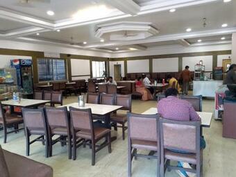 Hotel Kamat Executive Inn